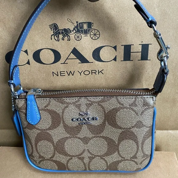 Coach Wristlet NWT. Brand New come with gift box&paper bag. 😊 Price is Firm😊 - Picture 3 of 12